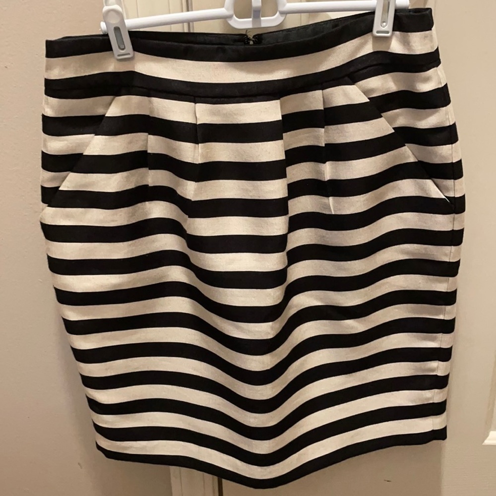 VGUC Banana Republic size 6 black/ivory tulip skirt with pockets